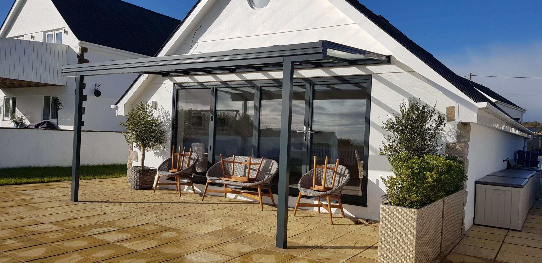 Simplicity 6 veranda with slimline aluminium posts and integral guttering