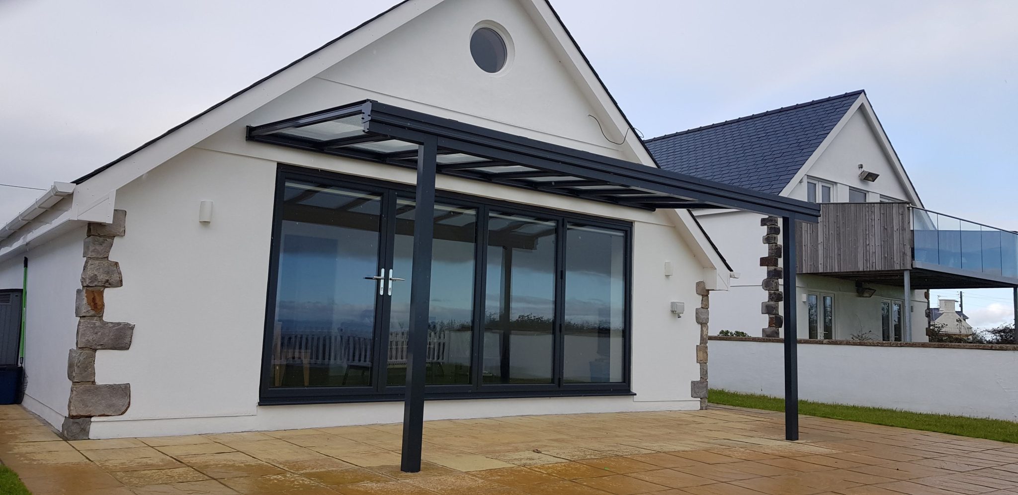Glass roof Simplicity 6 veranda spanning the rear of a house