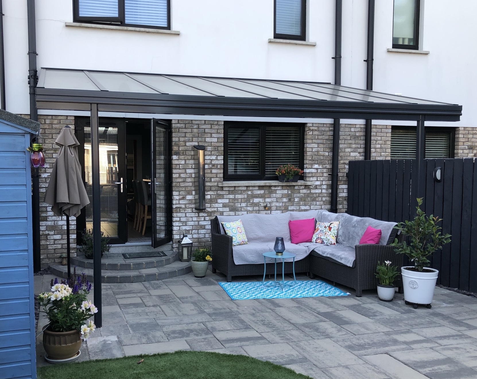 Contemporary gutter profile on an anthracite grey Simplicity 6 veranda